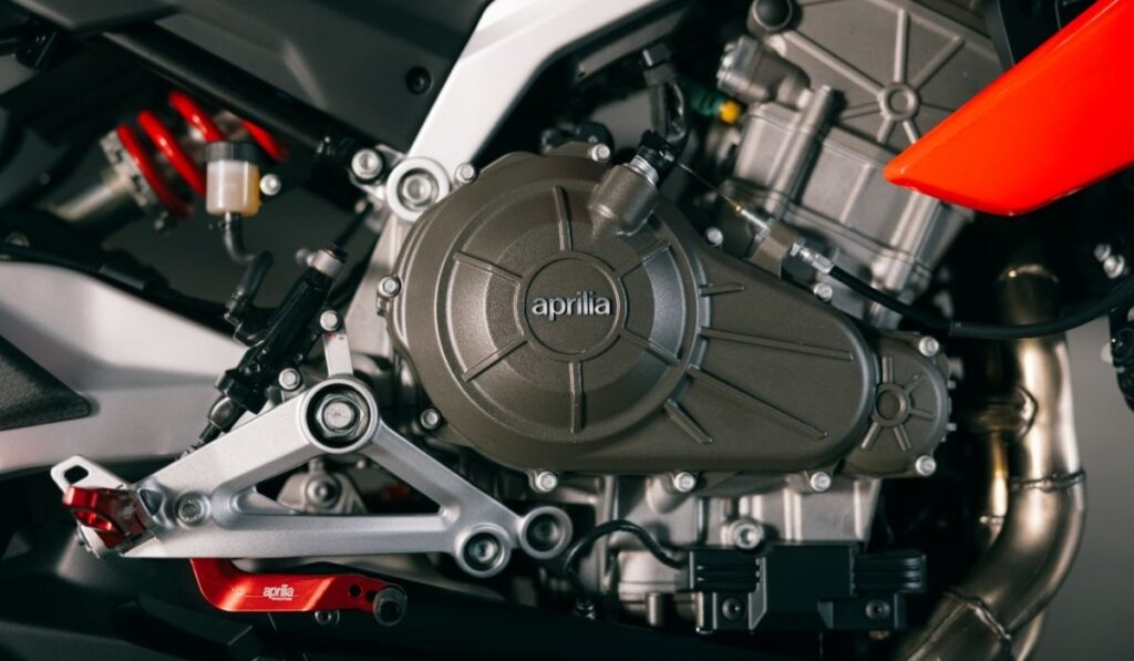 Aprilia Tuono 457 vs Royal Enfield Continental GT 650